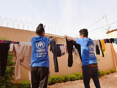 Des réfugiés évacués de Libye suspendent leur linge dans les locaux du HCR à Niamey, le 17 novembre 2017 en attendant de pouvoir partir pour la France - Sia KAMBOU [AFP]