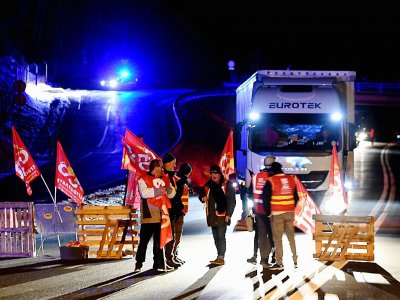 Le 21 novembre 2017, des routiers bloquent le tunnel du Fréjus, à Modane (Savoie), pour protester contre l'exclusion du transport routier de la nouvelle directive européenne sur le travail détaché - JEAN-PIERRE CLATOT [AFP]