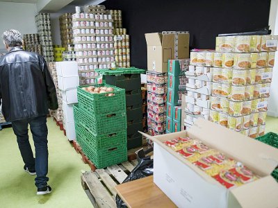 Des stocks de nourriture dans un centre des Restos du Coeur, à Paris, le 21 novembre 2017 - Ian LANGSDON [POOL/AFP]