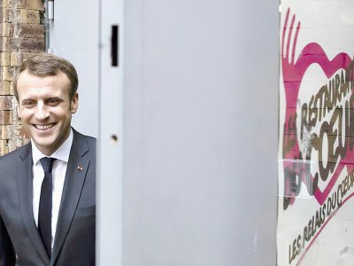 Emmanuel Macron devant un centre des Restos du Coeur, le 21 novembre 2017 à Paris - Ian LANGSDON [POOL/AFP]