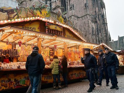 Des policiers montent la garde à l'entrée du Marché de Noël de Strasbourg le 27 novembre 2017 - PATRICK HERTZOG [AFP/Archives]