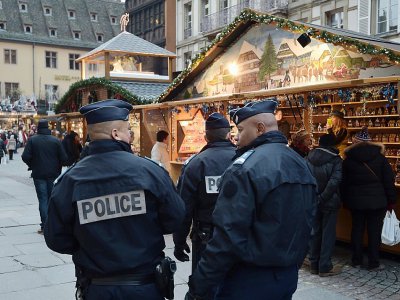 Des policiers patrouillent dans le Marché de Noël de Strasbourg le 27 novembre 2015 - PATRICK HERTZOG [AFP/Archives]