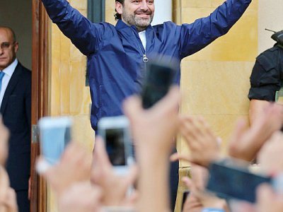 Le Premier ministre libanais Saad Hariri salue la foule rassemblée devant son domicile de Beyrouth, 
le 22 novembre 2017 - STR [AFP]