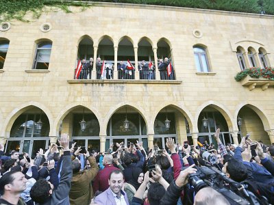 Photo de partisans du Premier ministre libanais Saad Hariri rassemblés devant son domicile, le 22 novembre à Beyrouth - STR [AFP]