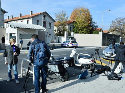 Des journalistes attendent devant le poste de police à Nice où le milliardaire russe Suleiman Kerimov est interrogé, le 22 novembre  2017 - Yann COATSALIOU [AFP]