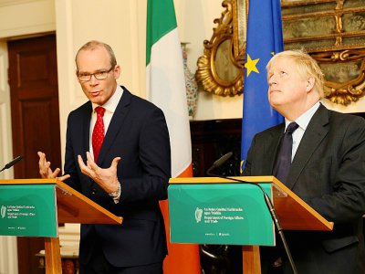Le ministre des affaires étrangères irlandais Simon Coveny et le chef de la diplomatie britannique Boris Johnson lors d'une conférence de presse à Dublin, le 17 novembre 2017 - Paul FAITH [AFP]