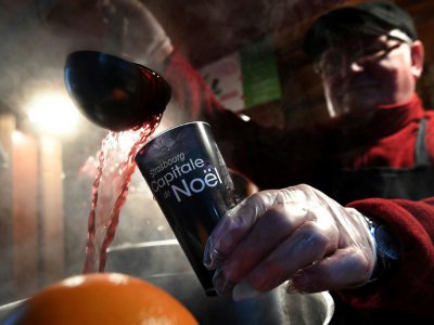 Un vendeur sert un verre de vin chaud au marché de Noël de Strasbourg, le 24 novembre 2017 - FREDERICK FLORIN [AFP]