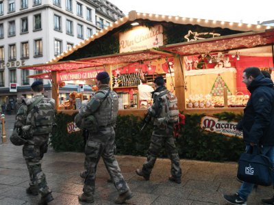 Des soldats patrouillent dans les allées du marché de Noël de Strasbourg, le 24 novembre 2017 - FREDERICK FLORIN [AFP]