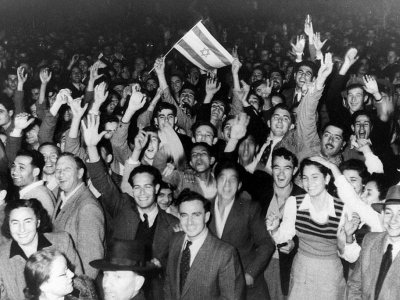 Des habitants de Tel-Aviv célèbrent le vote de l'Assemblée générale de l'ONU sur le partage de la Palestine, le 29 novembre 1947 - [AFP]