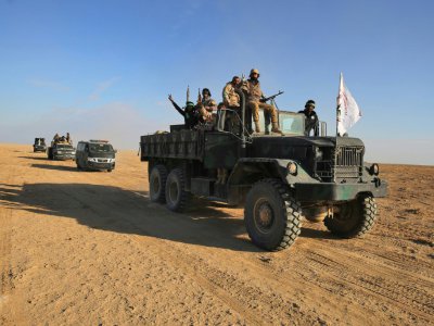 Les forces irakiennes, appuyées par les forces paramilitaires du Hachd al-Chaabi, avancent dans la province de Salaheddine, après avoir quitté la ville de Baiji, le 24 novembre 2017 - AHMAD AL-RUBAYE [AFP]