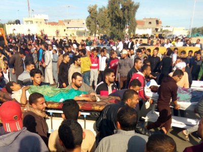 Des victimes de l'attaque contre une mosquée de l'est de l'Egypte transportées sur des brancards le 24 novembre 2017 - - [AFP]
