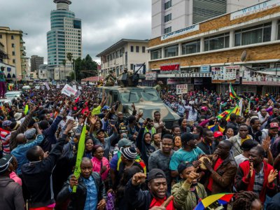 Des habitants de Harare applaudissent l'armée, lors d'une manifestation pour réclamer la démission du président Robert Mugabe, le 18 novembre 2017 au Zimbabwe - Jekesai NJIKIZANA [AFP/Archives]