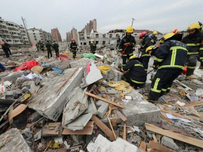 Des équipes de secours sur les lieux d'un explosion à Ningbo, dans l'est de la Chine, le 26 novembre 2017 - [AFP]