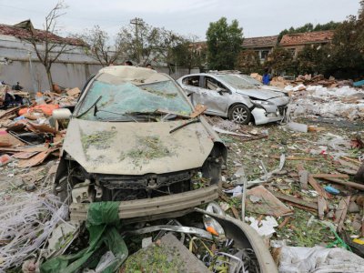 Des voitures détruites lors d'une explosion à Ningbo, dans l'est de la Chine, le 26 novembre 2017 - [AFP]