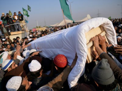 Des partisans du Tehreek-i-Labaik Yah Rasool Allah Pakistan (TLYRAP) transportent le 26 novembre 2017 le cercueil d'un manifestant tué la veille durant des affrontements avec la police à Islamabad - AAMIR QURESHI [AFP]