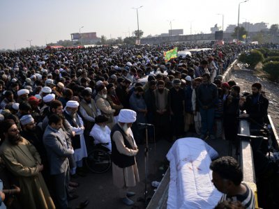 Des partisans du Tehreek-i-Labaik Yah Rasool Allah Pakistan (TLYRAP) font une prière funèbre le 26 novembre 2017 pour un manifestant tué la veille lors d'affrontements avec la police à Islamabad - AAMIR QURESHI [AFP]