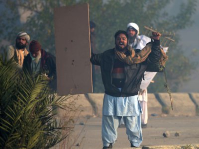 Un manifestant du groupe religieux pakistanais Tehreek-i-Labaik Yah Rasool Allah Pakistan (TLYRAP) durant des affrontements avec la police à Islamabad le 25 novembre 2017 - AAMIR QURESHI [AFP]