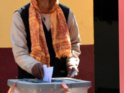 Un électeur népalais vote dans la ville de Chautara, dans le district de Sindhupalchowk, à 100 km de Katmandou, le 26 novembre 2017 - PRAKASH MATHEMA [AFP]