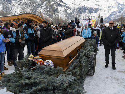 Le cercueil de David Poisson est applaudi lors de l'hommage au skieur, le 26 novembre 2017 à  Peisey-Nancroix - PHILIPPE DESMAZES [AFP]