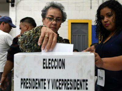 Des honduriens votent dans un bureau de Tegucigalpa, le 26 novembre 2017 - ORLANDO SIERRA [AFP]