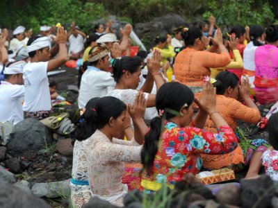 Des Balinais de confession hindoue prient près du volcan Agung, dans le village de Muntig le 26 novembre 2017, dans l'espoir d'empêcher l'éruption du volcan - SONNY TUMBELAKA [AFP]