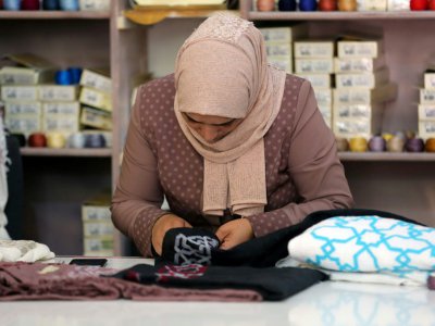 Serviettes, étoles, châles, draps: les réfugiées palestiniennes du camp de Jerash en Jordanie brodent sur demande et vendent leurs produits à Paris, Londres ou Dubaï - KHALIL MAZRAAWI [AFP]