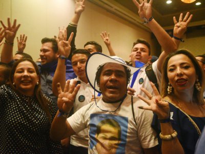 Des sympathisants du président hondurien sortant Juan Orlando Hernandez fêtent sa victoire, qu'il a annoncé lui-même dimanche avant les résultats officiels, et qui est contestée par son principal opposant à l'élection présidentielle. - RODRIGO ARANGUA [AFP]