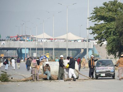 Des manifestants islamistes bloquent une route à Islamabad, le 27 novembre 2017 - FAROOQ NAEEM [AFP]