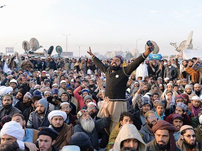 Des partisans du mouvement islamiste TLYRAP crient des slogans pendant une conférence de presse de leur leader, le 27 novembre 2017 à Islamabad - AAMIR QURESHI [AFP]