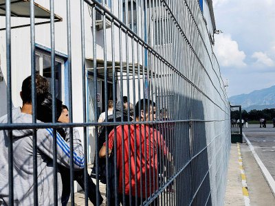 Des Albanais qui se sont vu refuser l'asile à l'étranger dans un commissariat de l'aéroport de Tirana, en Albanie, le 27 septembre 2017 - GENT SHKULLAKU [AFP]