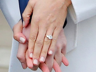 La bague offerte par le prince Harry au doigt de sa fiancée, l'actrice américaine Meghan Markle lors d'une rencontre avec les photographes le 27 novembre 2017 à Kensington Palace à Londres. - Daniel LEAL-OLIVAS [AFP]