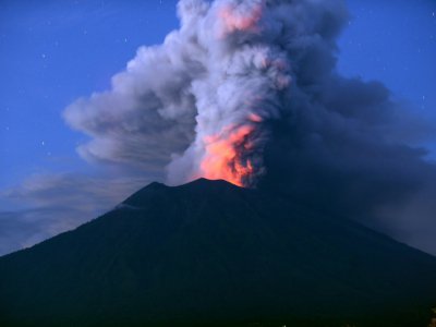 Le volcan Agung, sur l'île indonésienne de Bali, en éruption, le 28 novembre 2017 - SONNY TUMBELAKA [AFP]