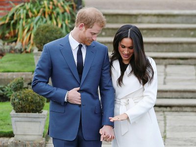 Le prince Harry et sa fiancée, l'actrice américaine Meghan Markle posent devant les photographes à Kensington Palace à Londres le 27 novembre 2017. - Daniel LEAL-OLIVAS [AFP]