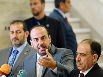 Le chef de la nouvelle délégation de l'opposition syrienne Nasr al-Hariri (au centre), lors d'une conférence de presse pendant une précédente session de négociations à Genève le 19 mai 2017 - Fabrice COFFRINI [AFP/Archives]
