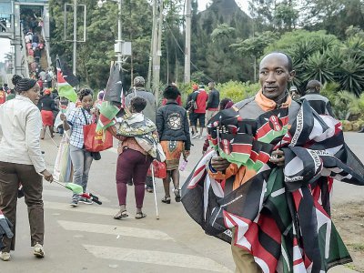 Des marchands vendent des drapeaux et autres objets à l'extérieur du stade Kasarani de Nairobi, le 28 novembre 2017, avant la cérémonie d'intronisation du président Uhuru Kenyatta - Simon MAINA [AFP]