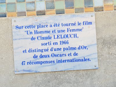 Au beau milieu des planches, une place à laquelle, Deauville a donné le nom de Claude Lelouch. Grâce au film, un homme et une femme, le nom du réalisateur français et celui de la cité balnéaire calvadosienne sont indissociables. - Thibault Deslandes