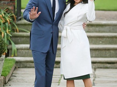 Le prince Harry et sa future femme Meghan Markle posent devant les photographes le 27 novembre 2017 dans les jardins du palais de Kensington à Londres - Daniel LEAL-OLIVAS [AFP]