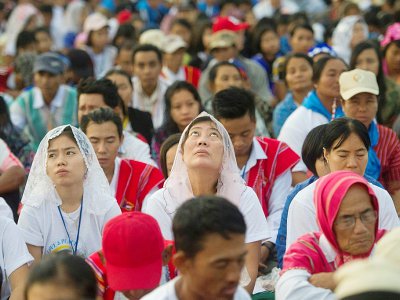 Des fidèles attendent l'arrivée du pape François pour célébrer une messe le 29 novembre 2017 à Rangoun - YE AUNG THU [AFP]