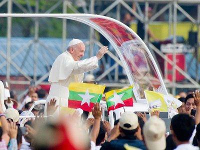 Le pape François salue la foule de fidèles avant une messe en plein air, le 29 novembre 2017 à Rangoun, en Birmanie - Ye Aung THU [AFP]