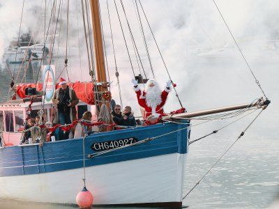 Le Père-Noël à bord de La Croix du Sud, arrive à Cherbourg-en-Cotentin. - Célia Caradec