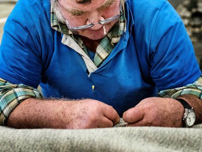 Un employé dans la fabrique Arpin à Séez en Savoie, le 9 novembre 2017 - JEFF PACHOUD [AFP/Archives]