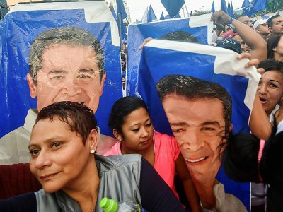 Les sympathisants du président sortant, Juan Orlando Hernandez, croient de nouveau en la victoire de leur chef de file, le 28 novembre 2017 à Tegucigalpa - RODRIGO ARANGUA [AFP]