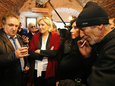 Marine Le Pen parle aux clients d'un bar à Pruno en Corse le 26 novembre 2017, lors d'une visite pour soutenir Charles Giocomi - PASCAL POCHARD-CASABIANCA [AFP/Archives]