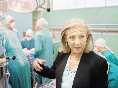 Dene Friedmann, qui a participé en tant qu'infirmière à la première greffe du coeur, photographiée le 23 novembre 2017 dans une salle d'opération reconstituée à l'identique de celle où a été pratiquée l'intervention, à l'hôpital Groote Schuur du Cap - RODGER BOSCH [AFP]