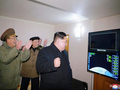 Le dirigeant nord-coréen Jim Jong-Un assiste au lancement du missile Hwasong-15, le 29 novembre 2017 - KCNA VIA KNS [KCNA via KNS/AFP]
