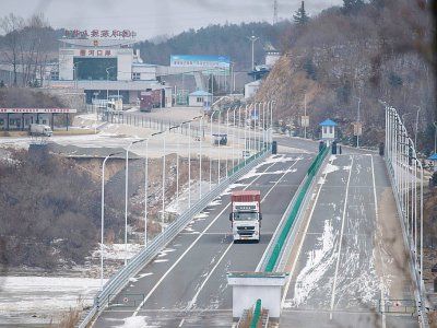Un camion entre dans la zone économique spéciale de Rason, en Corée du Nord, en franchissant le pont international depuis la Chine, le 21 novembre 2017 - Ed JONES [AFP]
