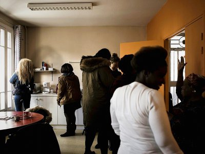Des femmes africaines séropositives se réunissent dans les locaux de l'association Sol en Si, le 28 novembre 2017 à Bobigny - Philippe LOPEZ [AFP]