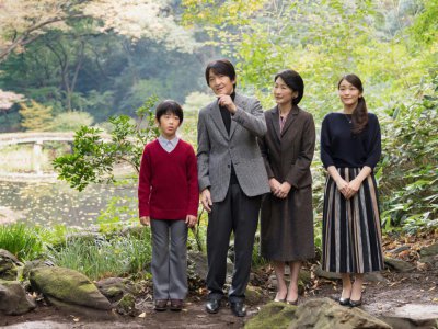 Le Prince héritier Akishino et son épouse la Princesse Kiko avec leurs enfants, le Prince Hisahito et la Princesse Mako, dans les jardins de la résidence impériale à Tokyo, sur une photo prise le 4 novembre 2017 et publiée par la Maison impériale le - HANDOUT [Imperial Household Agency/AFP]
