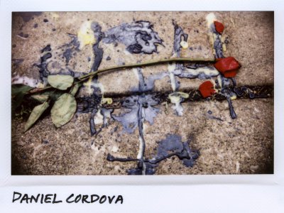 Une rose et de la cire fondue après une veillée en hommage à Daniel Cordova, 26 ans, tué par balles à Chicago en mai 2017 - JIM YOUNG [AFP]