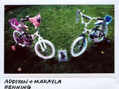 Les vélos des jumelles de 5 ans Addison et Makayla tuées en août dans la banlieue de Chicago. - JIM YOUNG [AFP]